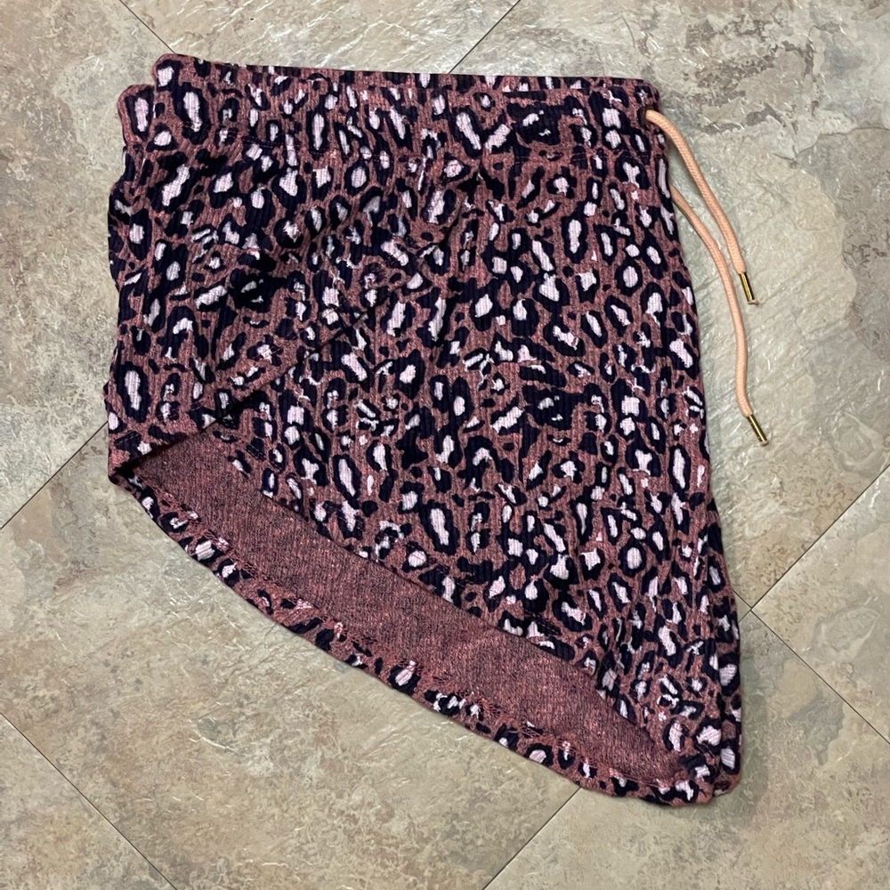 Like NEW Honeydew Lounge Shorts in Peach Blossom Leopard - Picture 5 of 7